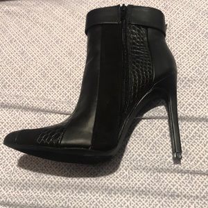 Shoe dazzle black booties